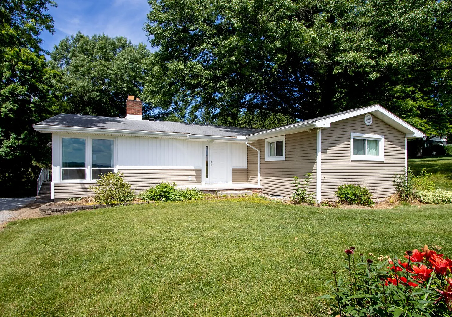 Four bedroom, single-family home — Photo 1
