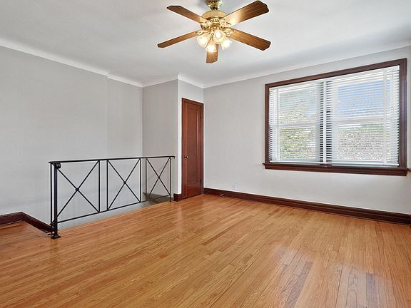 4th image of 4154-56 Fairview Ave #274