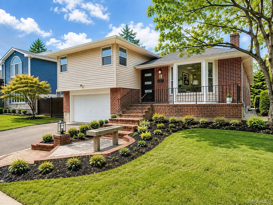 1st image of 5 Warren Pl Plainview
