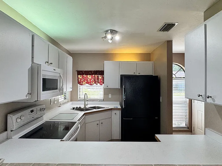 2122 NE 39th Ave — Photo 8