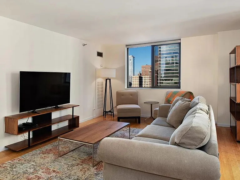 33 W Delaware Pl #12B — Photo 4