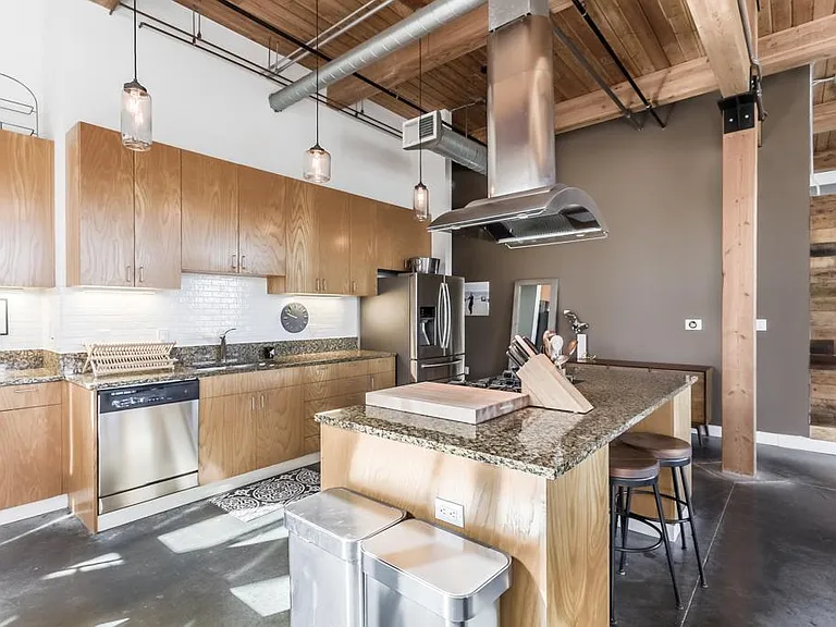 210 W 5th St #201 — Photo 2