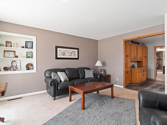 4th image of 828 Woodland Ave