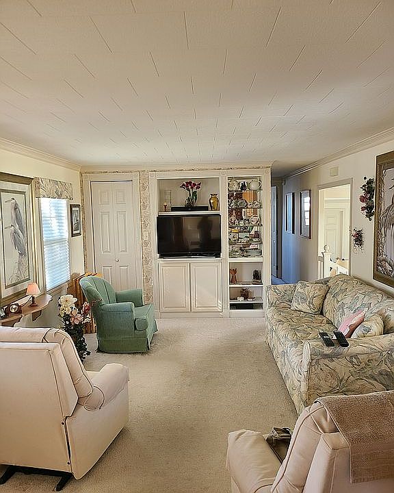 1st image of 821 Pine Dr