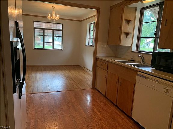 4th image of 16708 Claire Ave