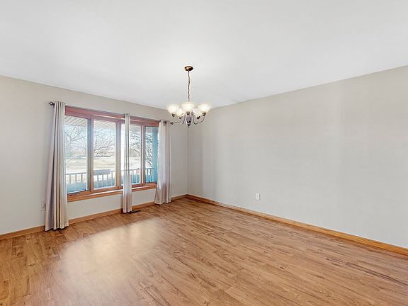 5th image of 70 Brittany Dr