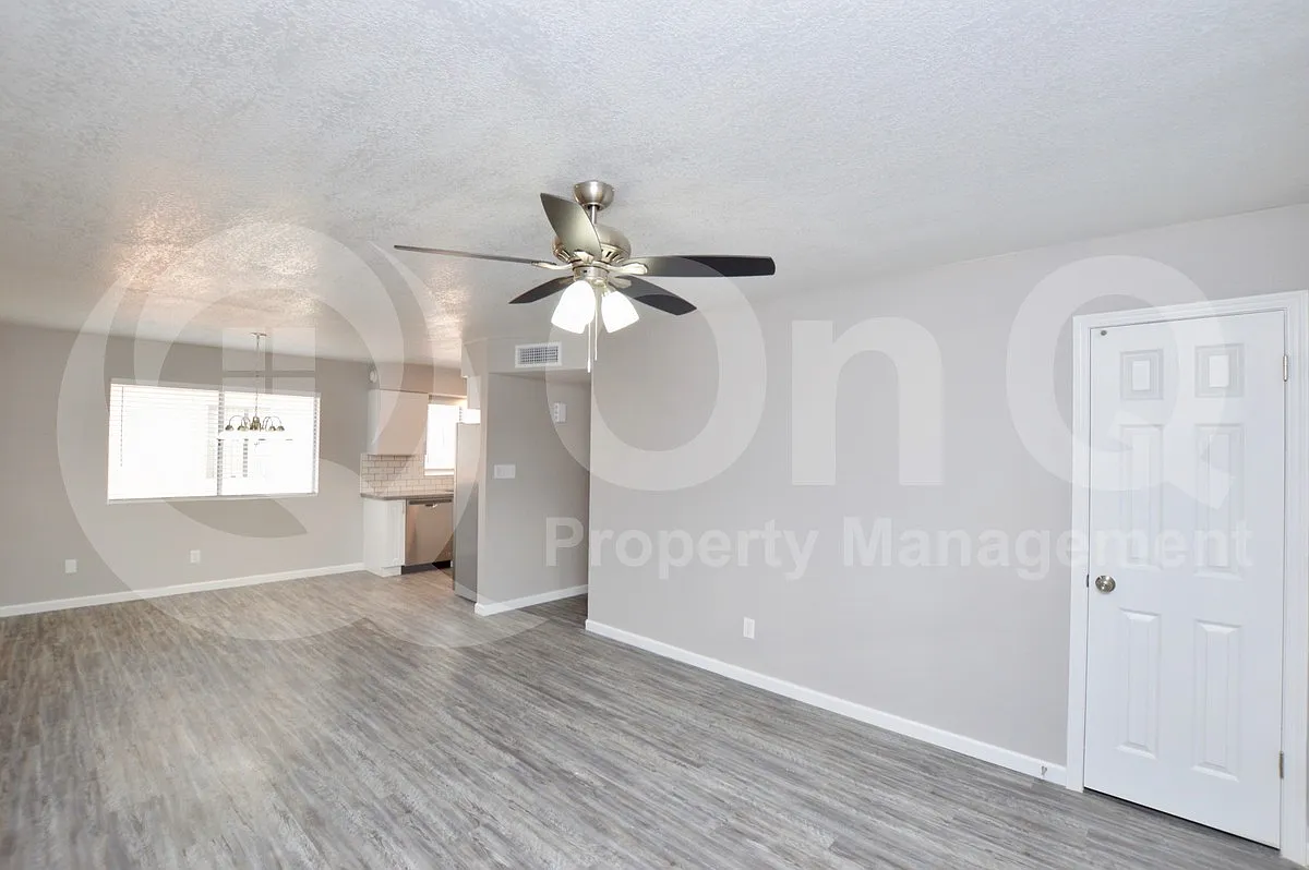 Building Photo - 645 N Arrowhead Dr #4