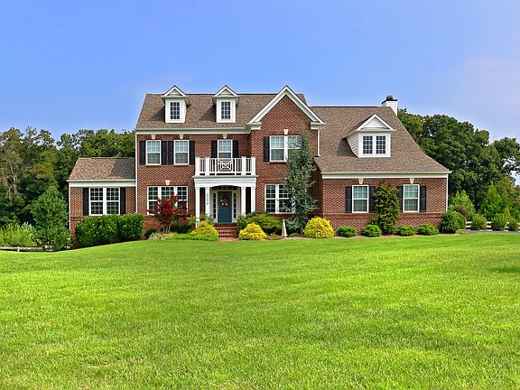 Beautiful bright Colonial