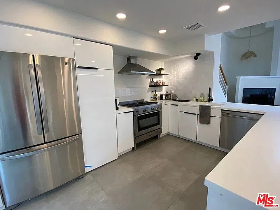 3 bed, 2.5 bath, 2100 sqft, $8,995 — Photo 3