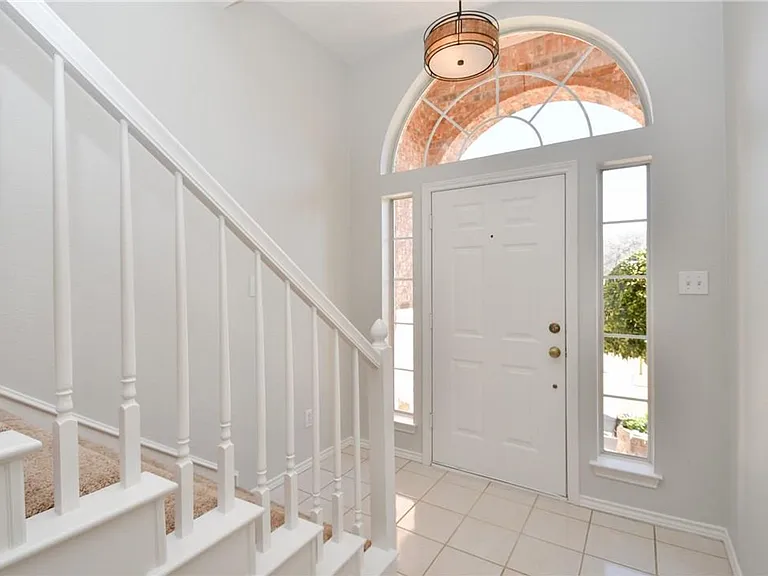 8435 Creekside Cir — Photo 3