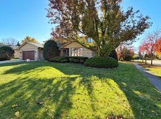 6710 Wedgewood Ln, Willowbrook, IL 60527