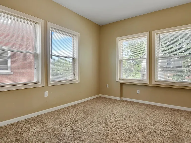 24 E Linwood Blvd — Photo 7