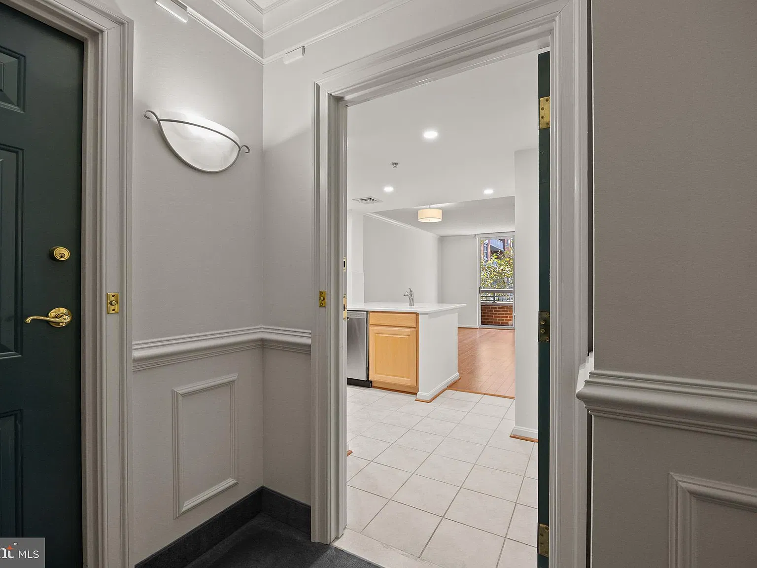 Lexington Square Condo — Photo 3