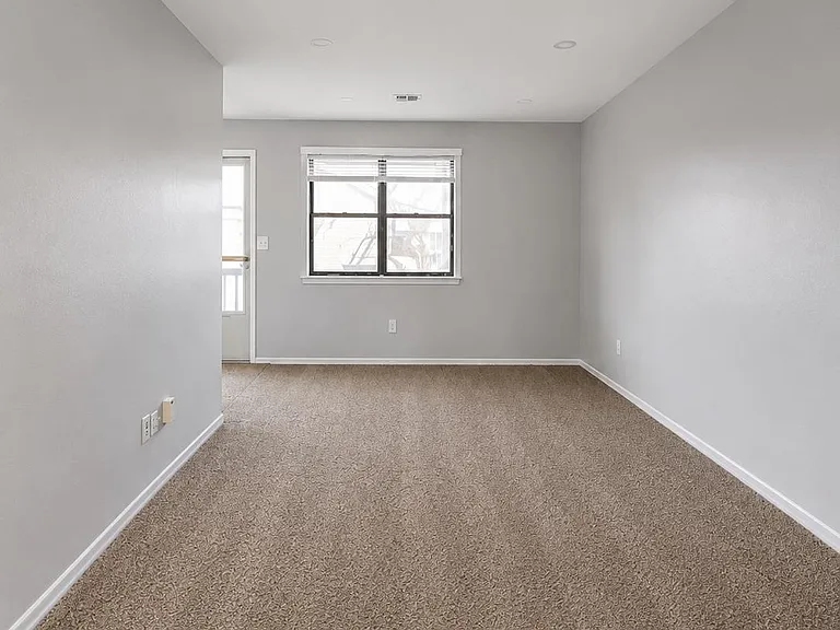 24 Milford Ln — Photo 2