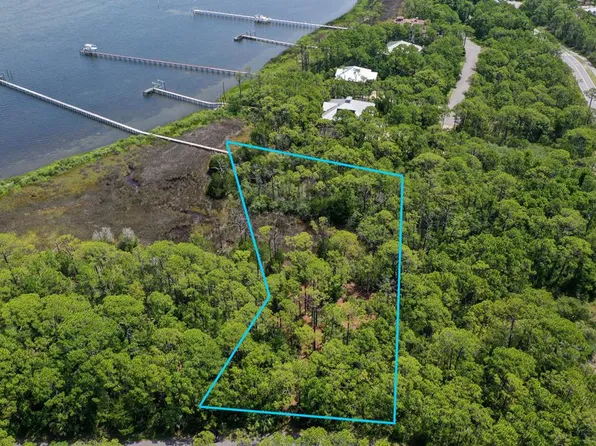 1405 Dove Ln, Eastpoint, FL 32328