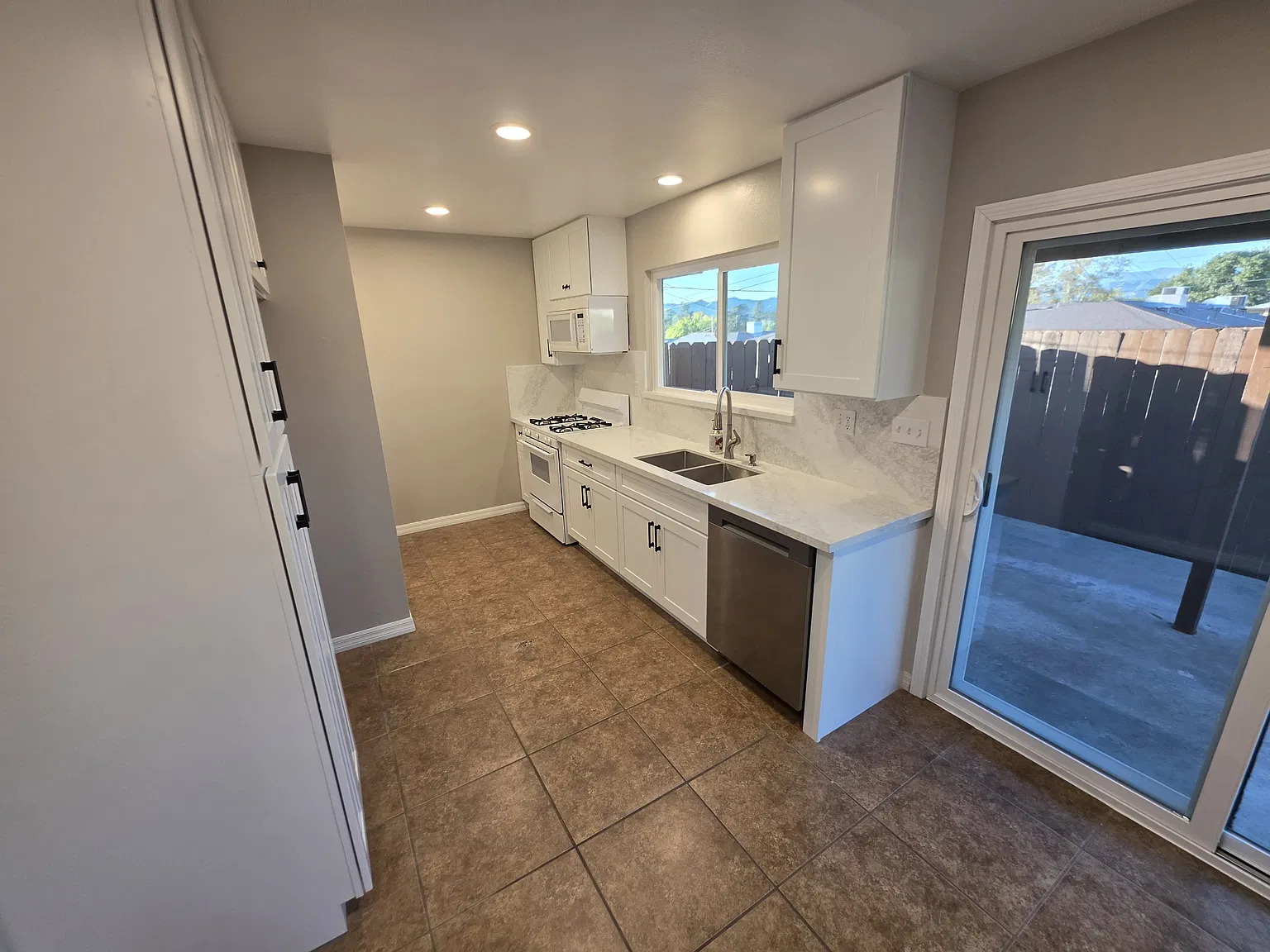 2 bed, 1166 sqft, $2,400 — Photo 4