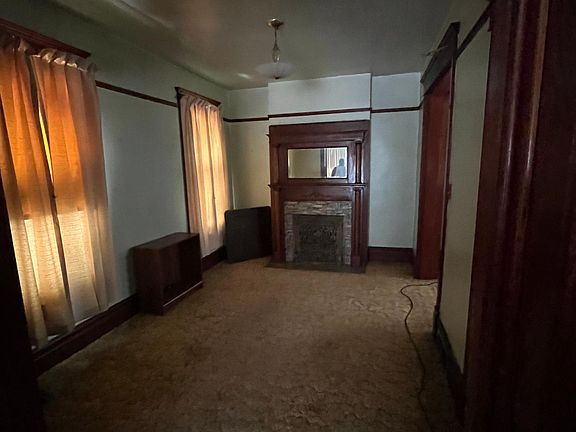3rd image of 909 W Hurlburt St