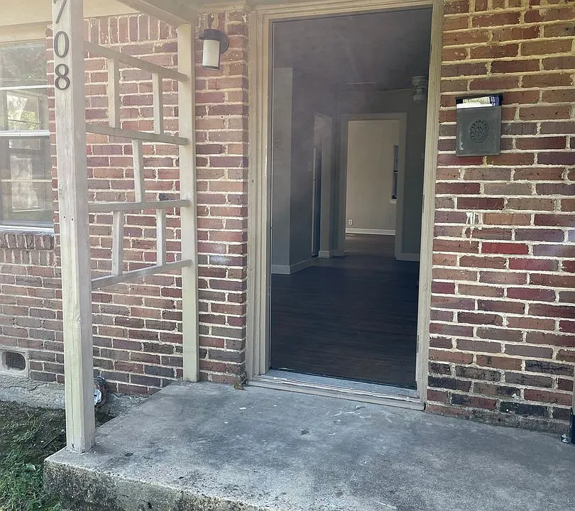 708 Roberts St