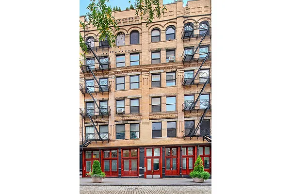 Sold by Warburg | media 31