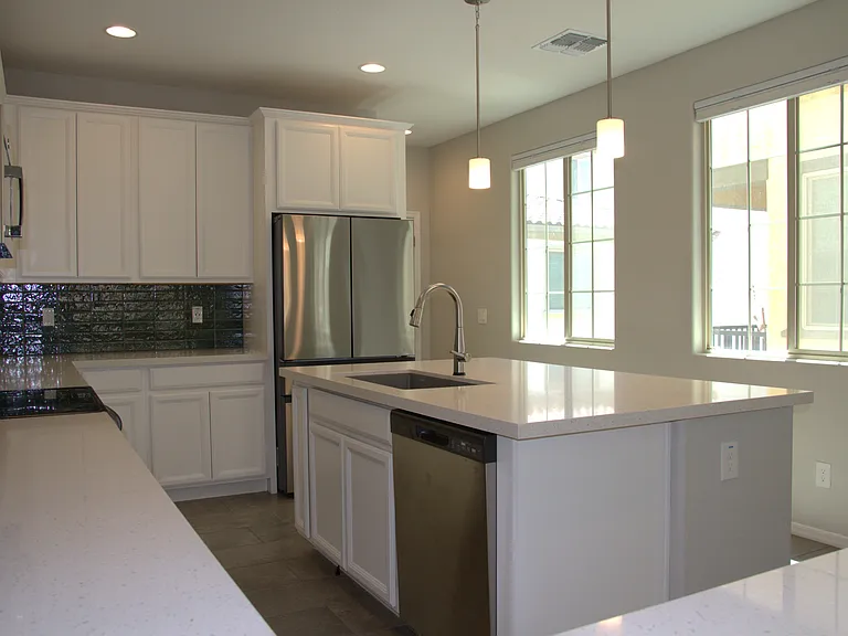 1676 E Hampton Ln — Photo 3