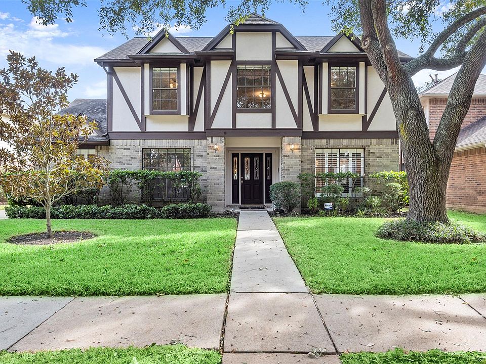 1st image of 2415 Parkwood Ln