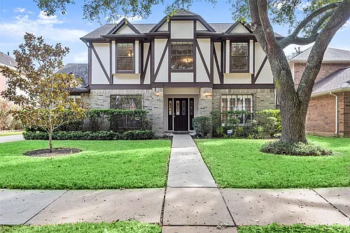 2415 Parkwood Ln Photo 1
