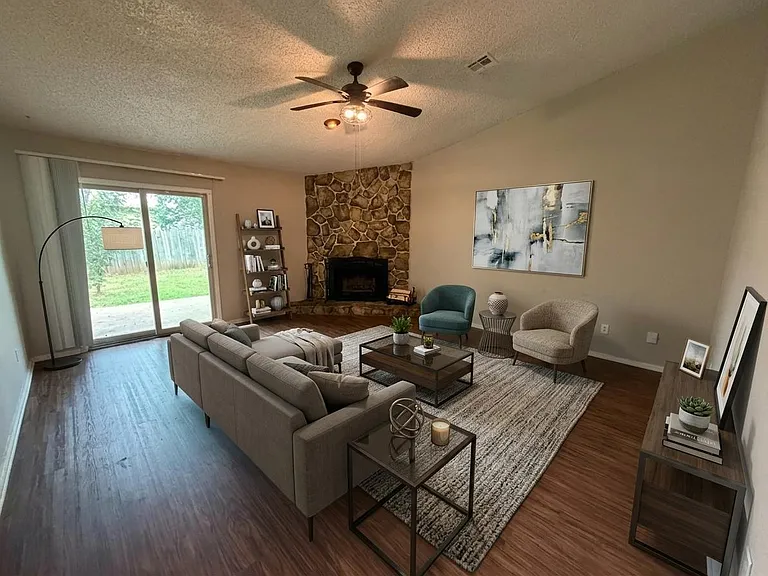 137 Oak Tree Dr — Photo 2