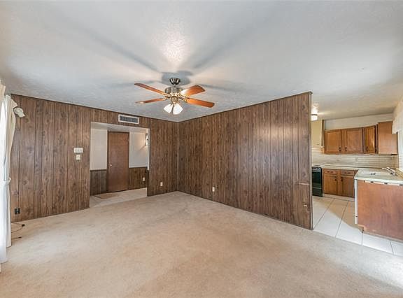 5th image of 1913 E Park Blvd