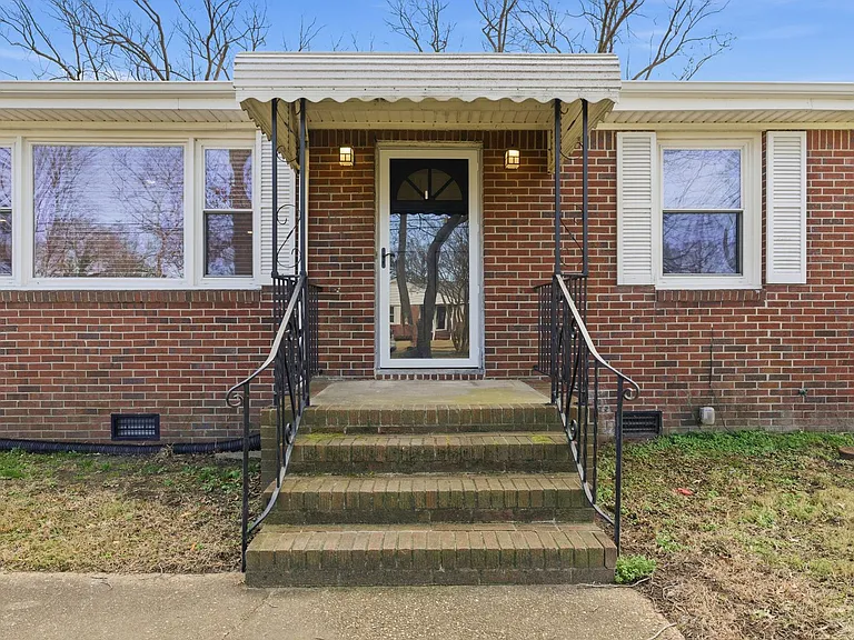 2725 Greendale Ave — Photo 3
