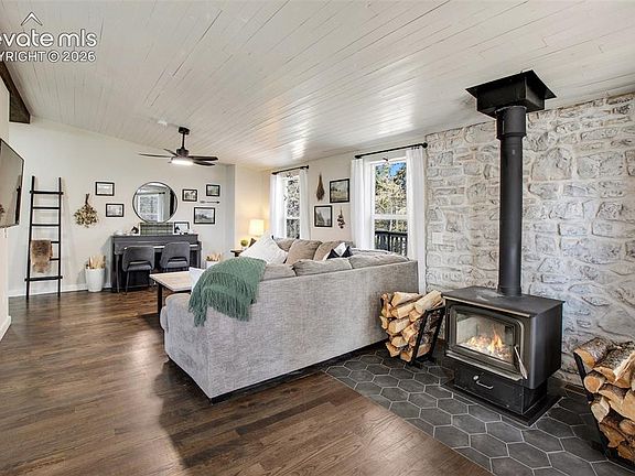 4th image of 403 Pioneer Creek Dr