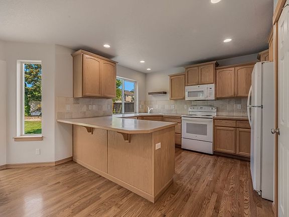 4th image of 1459 W Yaquina Dr