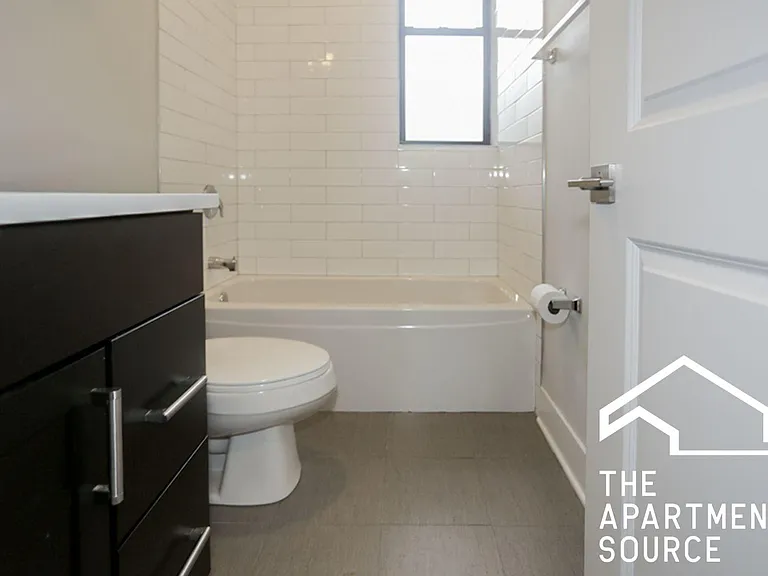 1942 W Nelson St #46-1E — Photo 2
