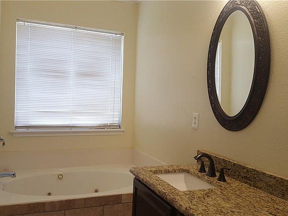 4th image of 2816 Park Place Dr