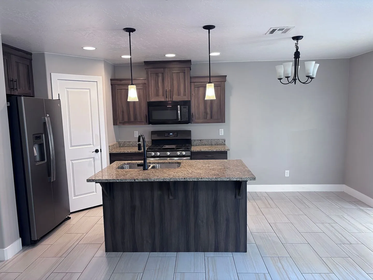 3 Bed / 2.5 bath Desert Hills Townhome with Washer/Dryer & Fridge — Photo 4