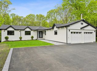 14 Chatham Pl, Dix Hills, NY 11746