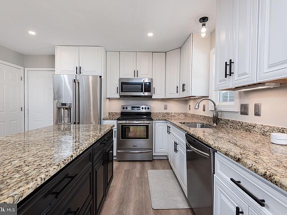 5th image of 807 Petinot Pl