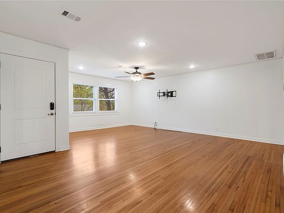 4th image of 432 W Adams St