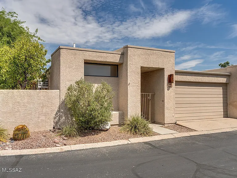 4461 E Bullrush Ln — Photo 1