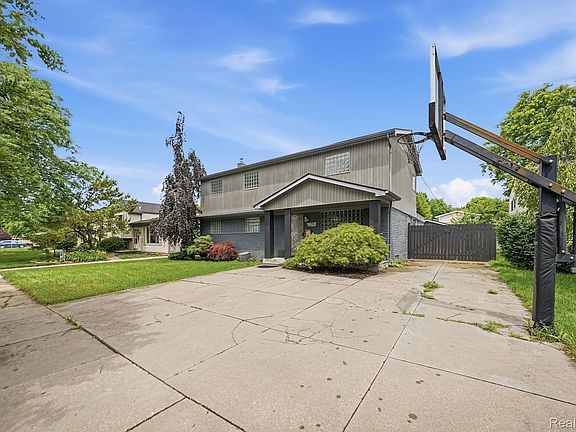 3rd image of 11957 Canterbury Dr