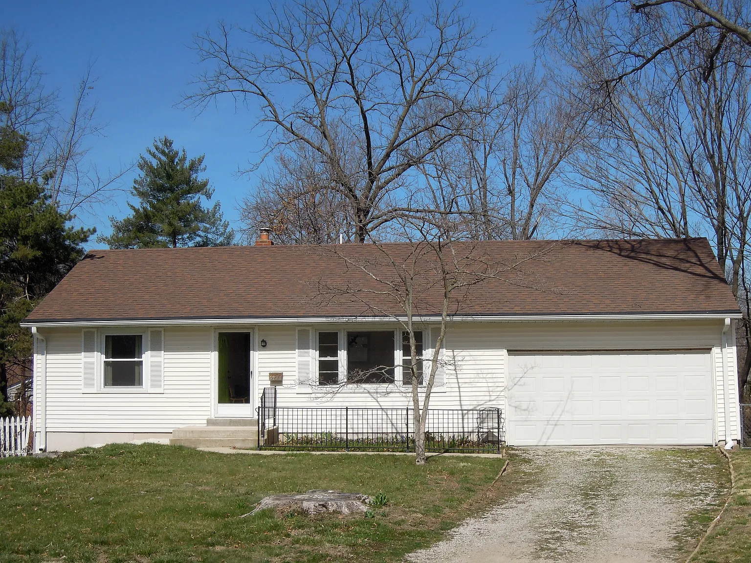 627 Mistletoe Ln photo 1
