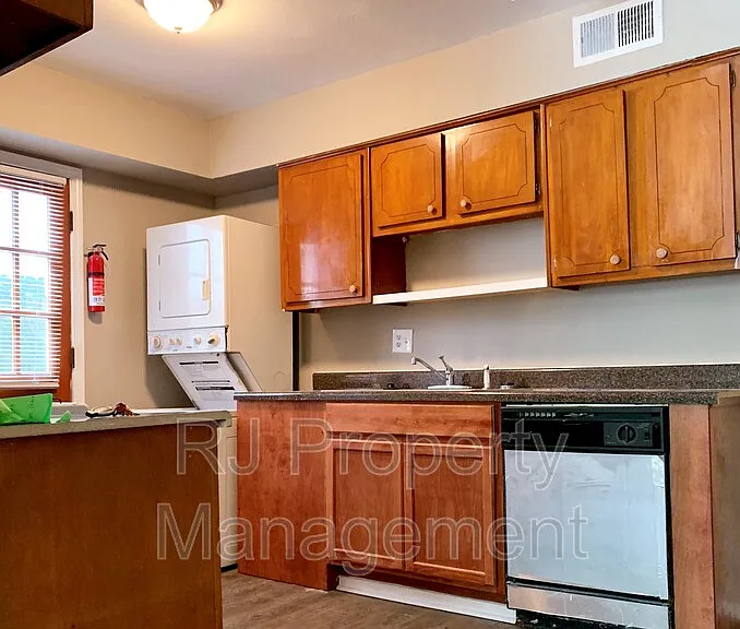 2093 Jefferson Ave #3 — Photo 4