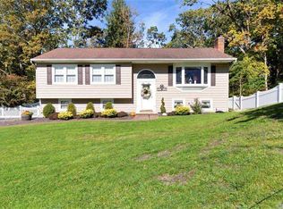 8 Oakcrest Ct #E, East Northport, NY 11731