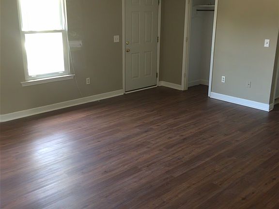 3rd image of 1909 E Calhoun St
