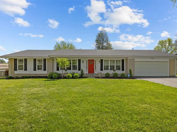6 Oakland Hills Dr, Chesterfield, MO 63017