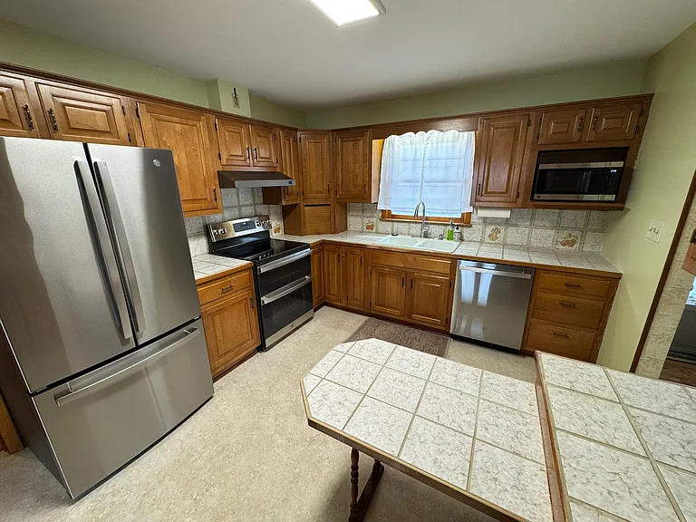 804 Elmwood Ln — Photo 4