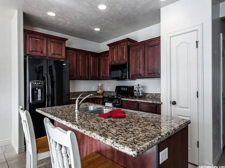 2160 E Whitekirk Way — Photo 3
