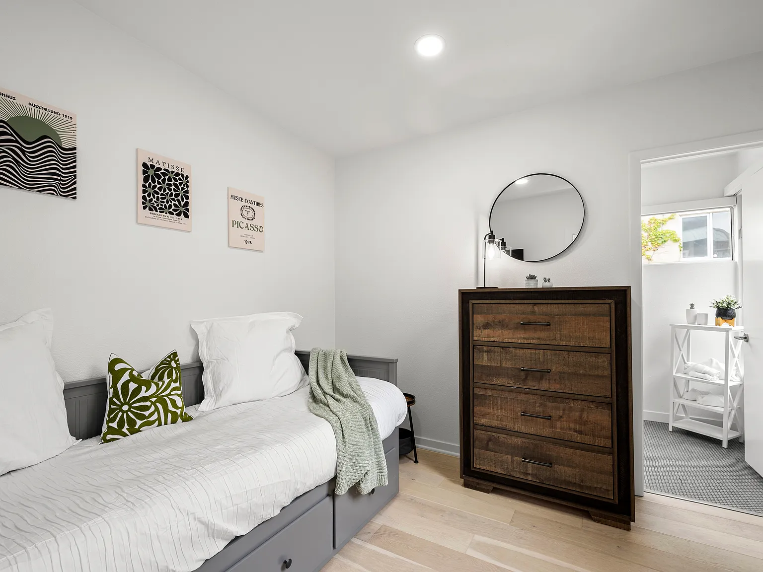 2 bed, 1053 sqft, $5,800 — Photo 3