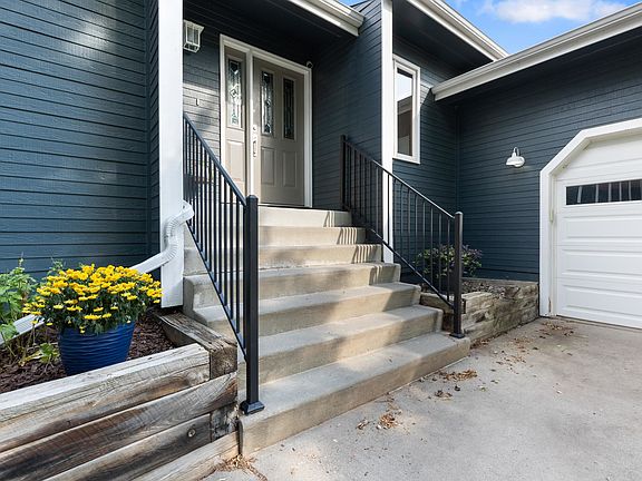 2nd image of 3032 Roxbury Cir