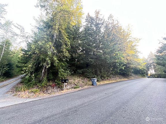 4th image of 8212 8214 181st Avenue E