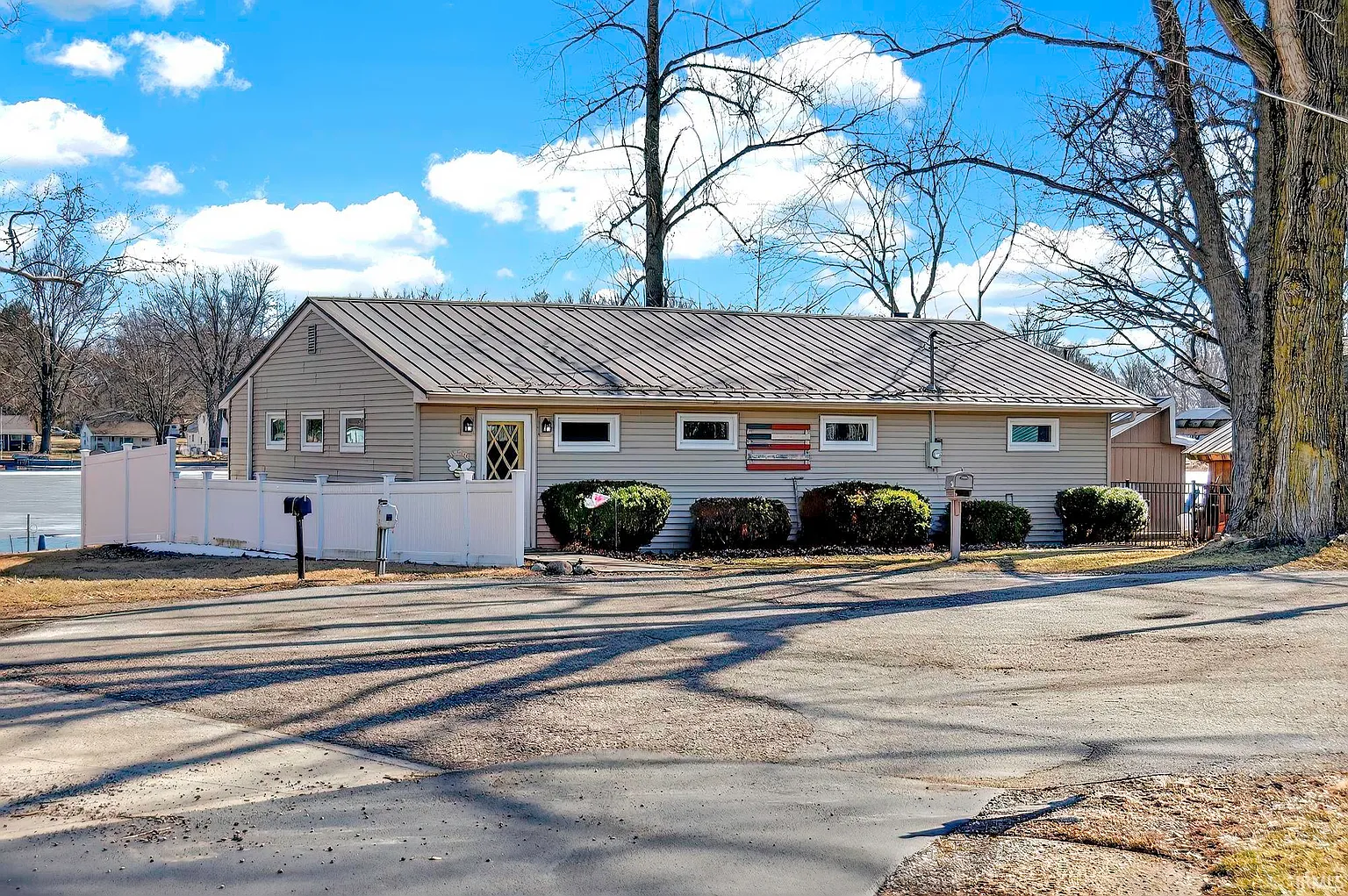 47 E Ireland Dr photo 1